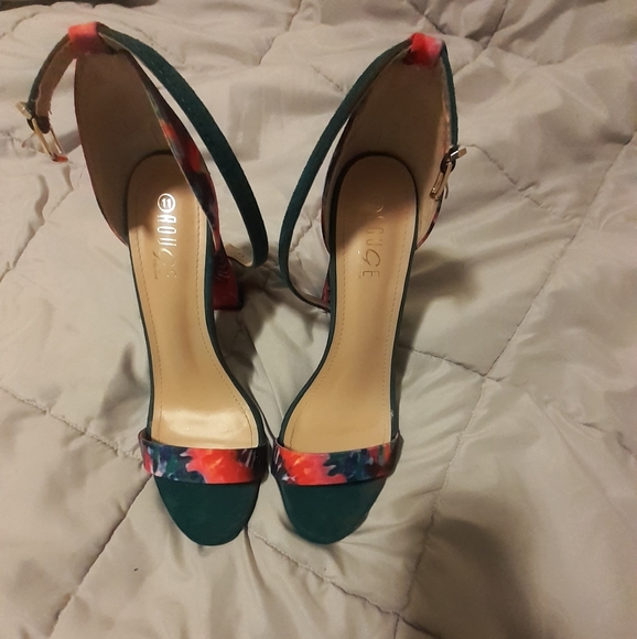 4* heels - Picture 2 of 4